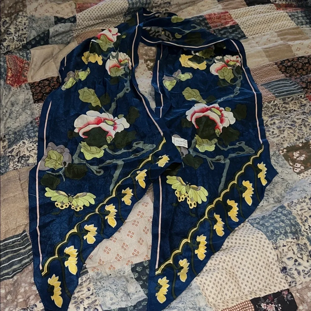Vintage Metropolitan Museum of fine art Silk Japan Oblong scarf 10” x 74”